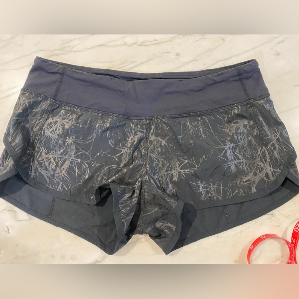 Lululemon black patterned, short low rise short running shorts size 6